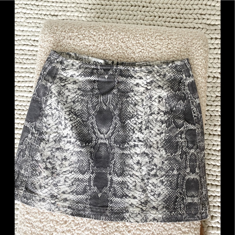 Snake skin mini skirt !